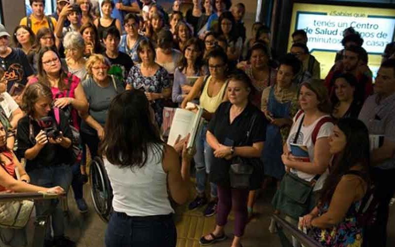 Todo un éxito: Más de 100 personas coparon el subte leyendo Todo un éxito: Más de 100 personas coparon el subte leyendo