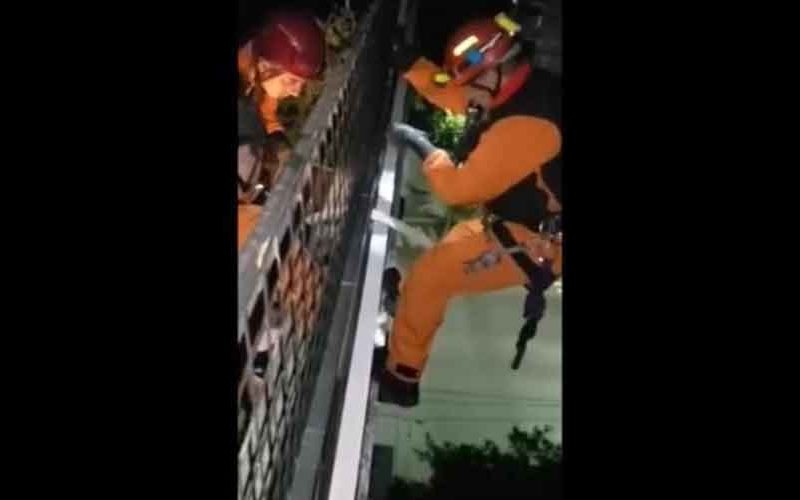 Bomberos rescató a un anciano en un edificio de Caballito Bomberos rescató a un anciano en un edificio de Caballito