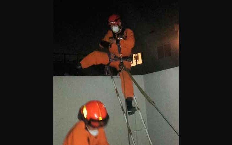 Bomberos rescatan a una mujer que quedó atrapada en su balcon Bomberos rescatan a una mujer que quedó atrapada en su balcon
