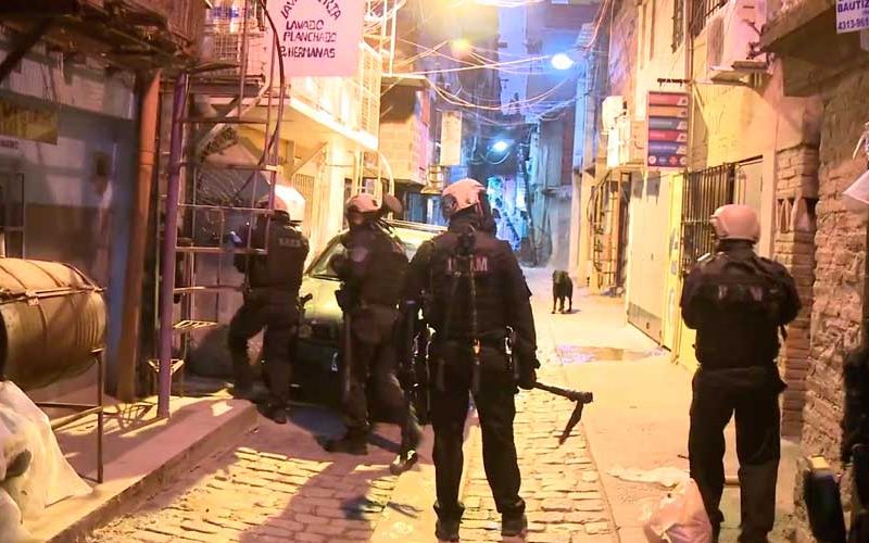 Cayó banda que extorsionaba a comerciantes en el Barrio 31 Bis Cayó banda que extorsionaba a comerciantes en el Barrio 31 Bis
