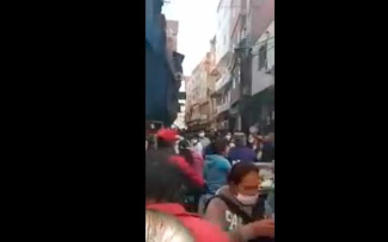 Pasillos llenos de gente sin protección en el bajo Flores