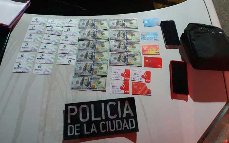 Dos venezolanos con gran cantidad de tarjetas de débito Dos venezolanos con gran cantidad de tarjetas de débito