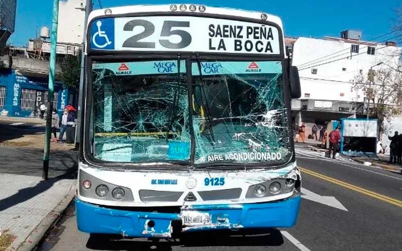 10 heridos en choque entre un colectivo y un camión