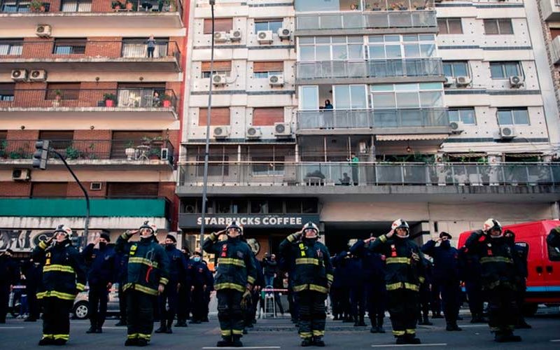 Bomberos homenajearon a sus compañeros fallecidos en incendio