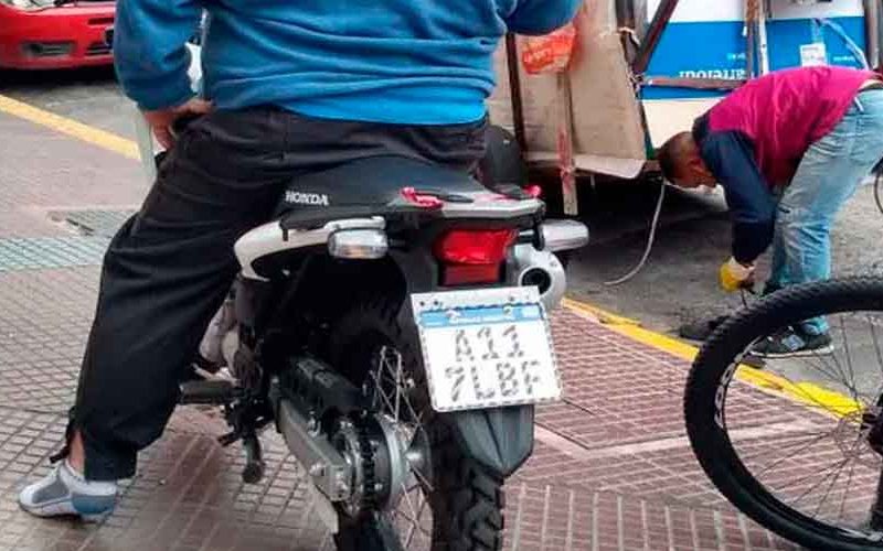 Se sacó las zapatillas y se las regaló a un cartonero Se sacó las zapatillas y se las regaló a un cartonero