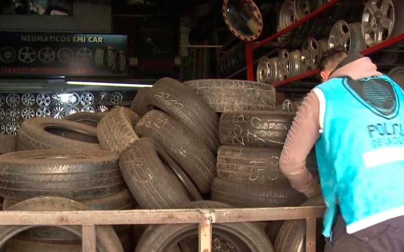 Desbaratan un centro de acopio de ruedas robadas