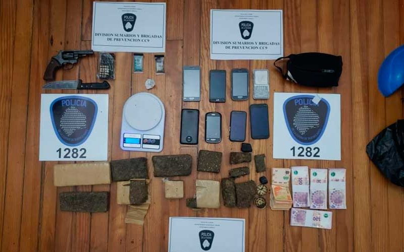 Dos detenidos drogas y armas en un allanamiento en Liniers