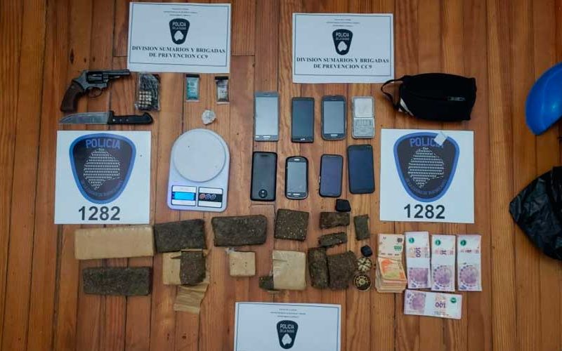 Dos detenidos drogas y armas en un allanamiento en Liniers Dos detenidos drogas y armas en un allanamiento en Liniers