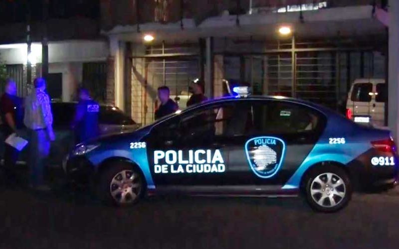 Detienen a dos hombres que escalaban edificios para robar