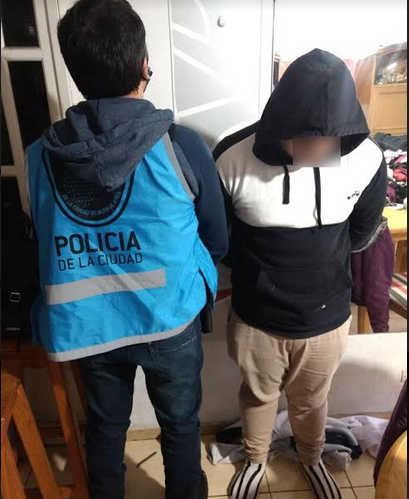 Detienen a empleado de seguridad por robo de datos de tarjetas. Detienen a empleado de seguridad por robo de datos de tarjetas.