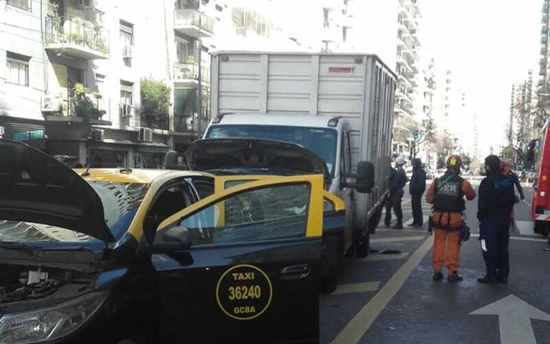 Chocó contra un camión y quedó atrapado en su vehículo Chocó contra un camión y quedó atrapado en su vehículo
