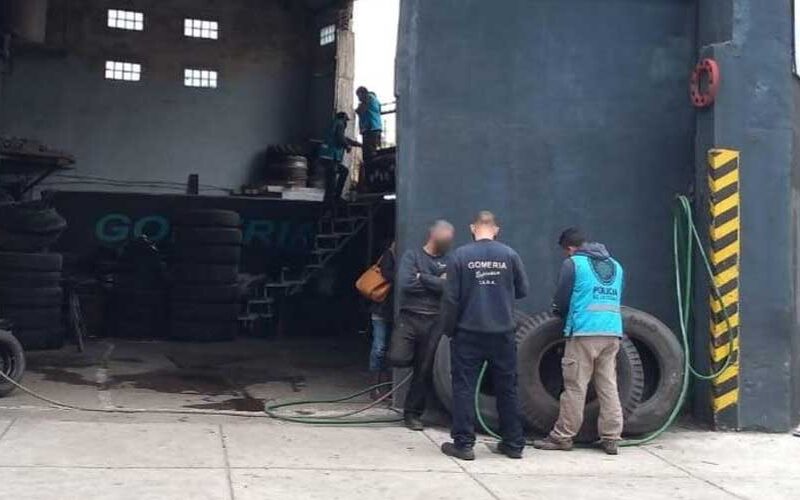 Incautan autopartes ilegales en una gomería de Flores Incautan autopartes ilegales en una gomería de Flores