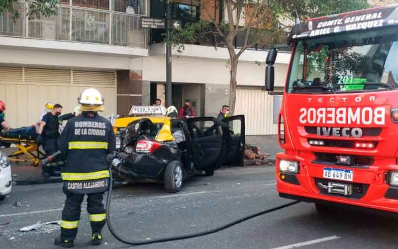Un taxista fue rescatado por los bomberos en Caballito