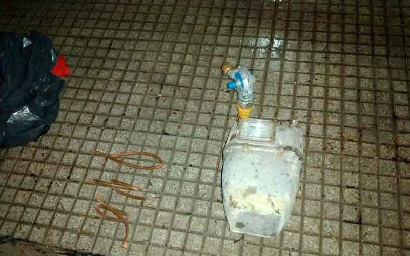 La Policía detuvo a dos ladrones de medidores de gas en Flores