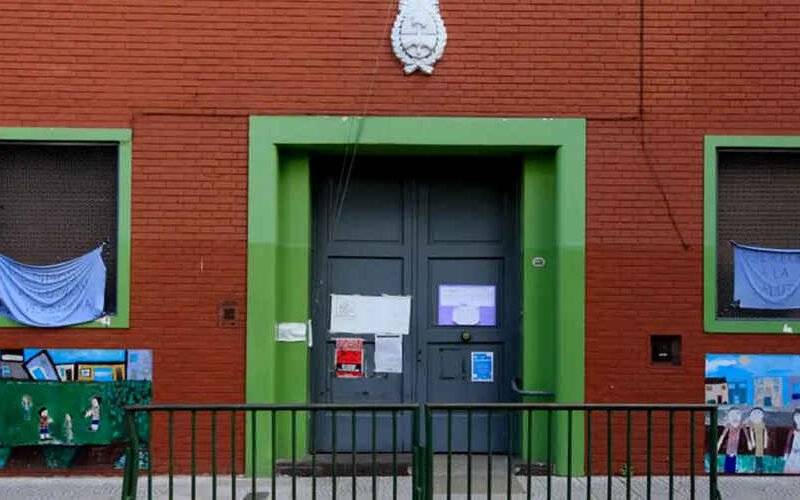 Una escuela de Flores cerrada por un caso asintomático Una escuela de Flores cerrada por un caso asintomático