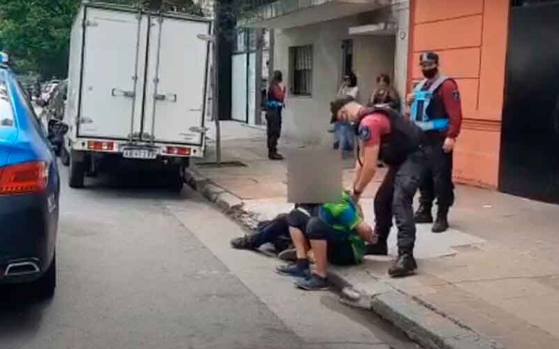 Detuvieron a dos motochorros que le robaron a una joven