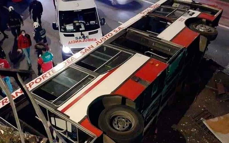 Un colectivo de la línea 185 cayó desde el Puente de los Corrales