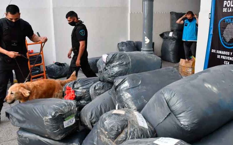 Tres detenidos por circular en un micro con mercadería apócrifa y droga Tres detenidos por circular en un micro con mercadería apócrifa y droga