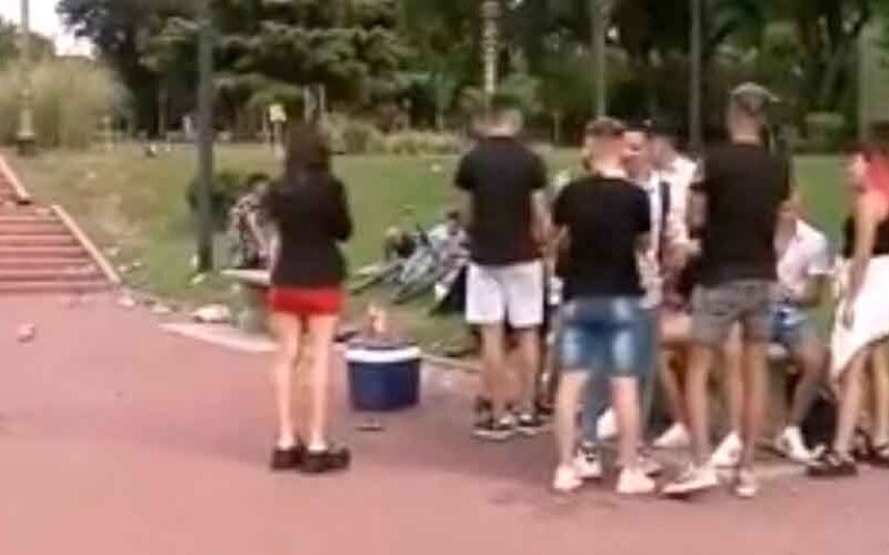 Sin distancia ni barbijo en una fiesta en Parque Chacabuco Sin distancia ni barbijo en una fiesta en Parque Chacabuco