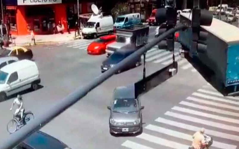 Un camión dobló en contramano y chocó a dos camionetas Un camión dobló en contramano y chocó a dos camionetas