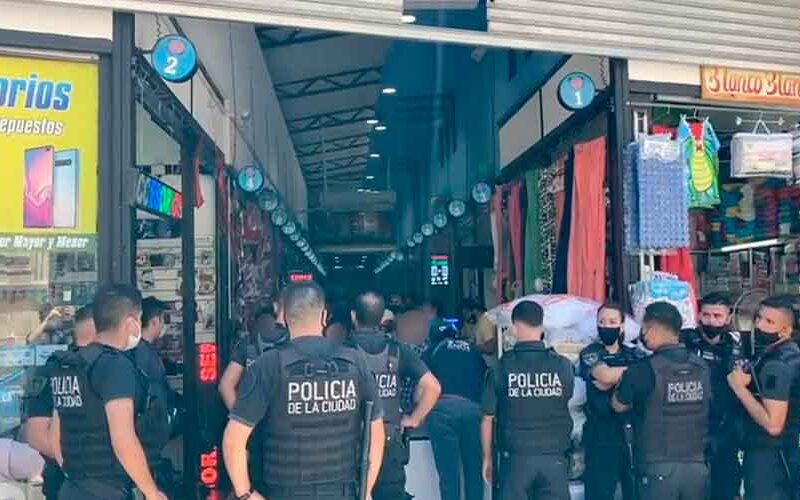 Celulares: más de 300 aparatos secuestrados y cinco clausuras en Once Celulares: más de 300 aparatos secuestrados y cinco clausuras en Once