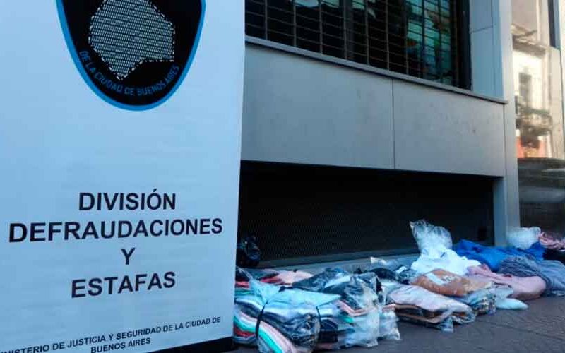 Detienen a un hombre con más de 700 chombas falsificadas