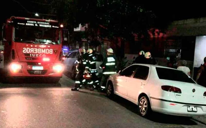 Bomberos rescatan a 3 hermanitos de un departamento