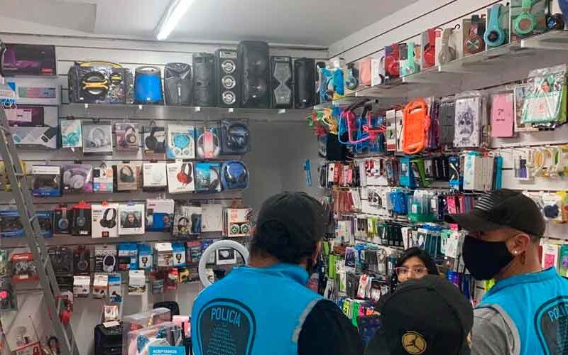 Golpe a desarmadero de celulares en Flores