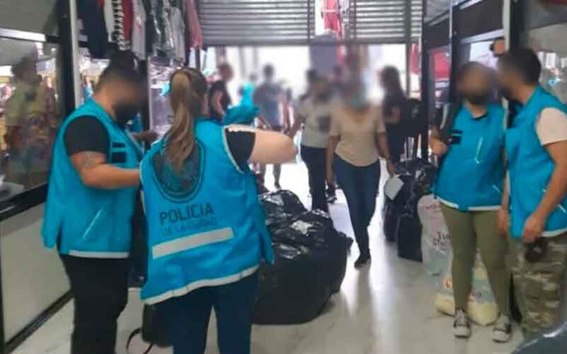 Secuestraron prendas falsificadas en Flores