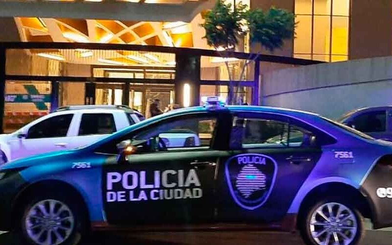 Balearon a un policía de la Ciudad en Parque Chacabuco Balearon a un policía de la Ciudad en Parque Chacabuco