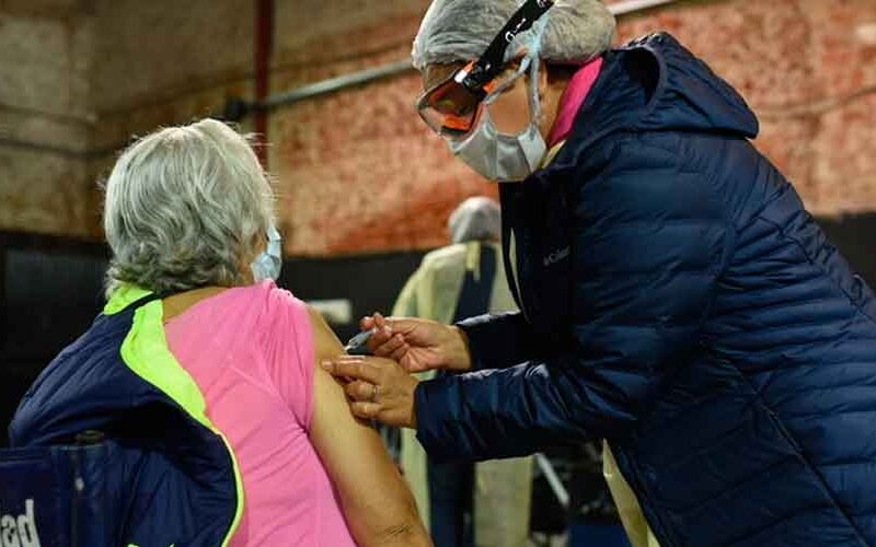 Comienzan a vacunar a los mayores de 75 años