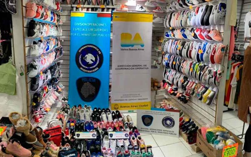 Prendas y zapatillas apócrifas secuestradas en Flores Prendas y zapatillas apócrifas secuestradas en Flores