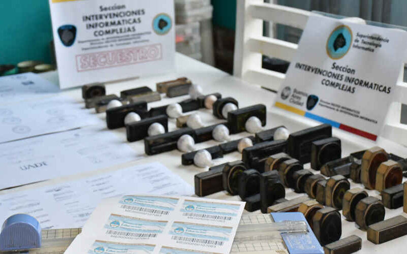 Desbaratan organización que falsificaba títulos secundarios y universitarios Desbaratan organización que falsificaba títulos secundarios y universitarios