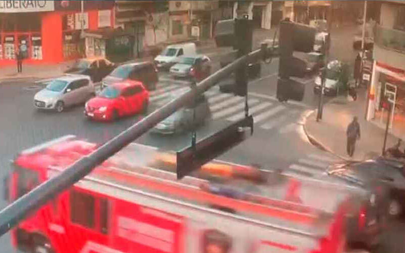 Ignoró la sirena de los bomberos y chocó contra un autobomba Ignoró la sirena de los bomberos y chocó contra un autobomba