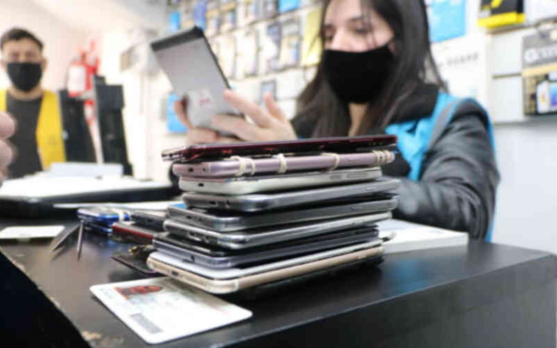 Clausuran locales donde vendían celulares robados Clausuran locales donde vendían celulares robados
