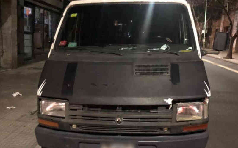 Fue detenido por intentar robar una batería de una camioneta Fue detenido por intentar robar una batería de una camioneta