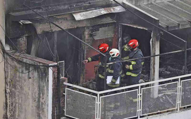 Bomberos sofocaron un incendio en un edificio