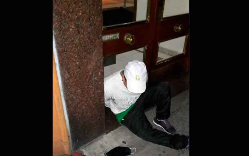 Lo detienen cuando intentaba robar un portero eléctrico Lo detienen cuando intentaba robar un portero eléctrico