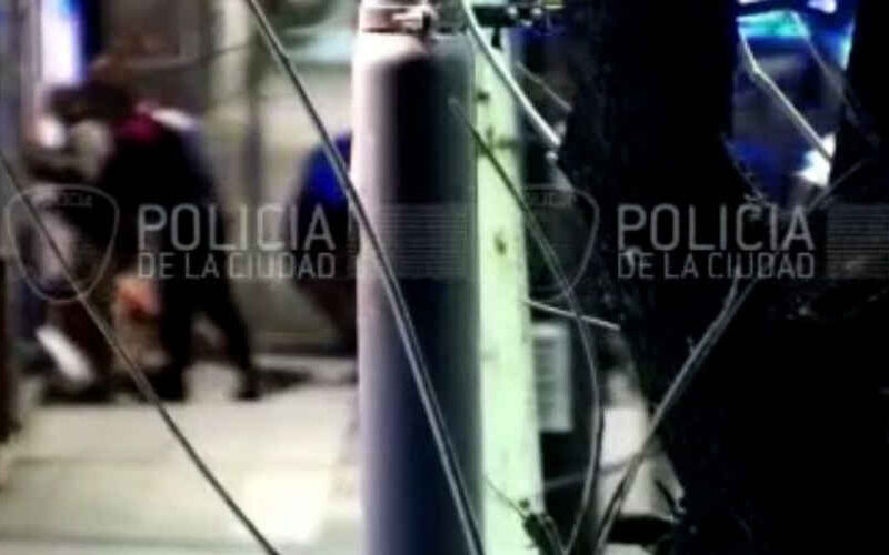 Dos adolescentes intentaron robar un auto en Flores Dos adolescentes intentaron robar un auto en Flores
