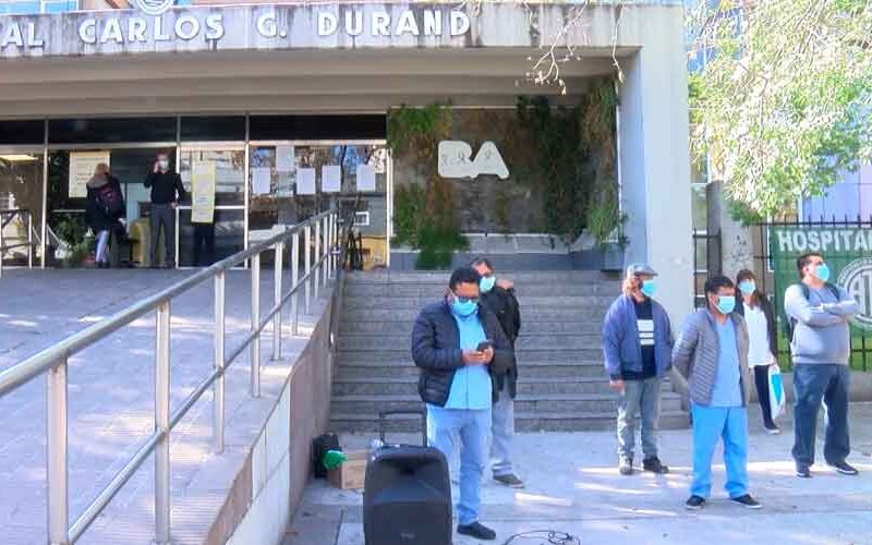 Trabajadores del Hospital Durand realizaron un acto «contra despidos»