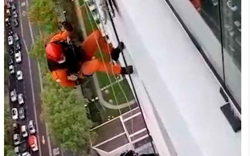 Rescate de una persona en un piso 25 en Palermo