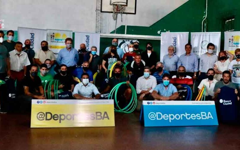 Entregan materiales deportivos a 30 clubes de barrio Entregan materiales deportivos a 30 clubes de barrio
