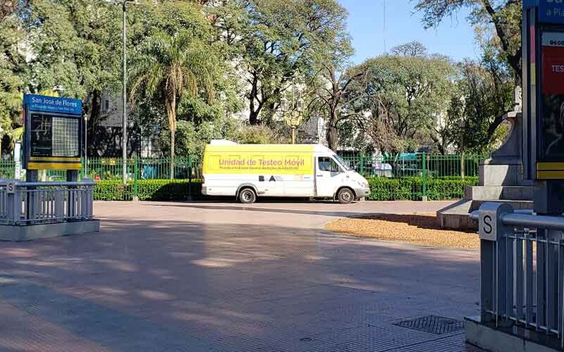 Unidad de testeo móvil en Plaza Flores