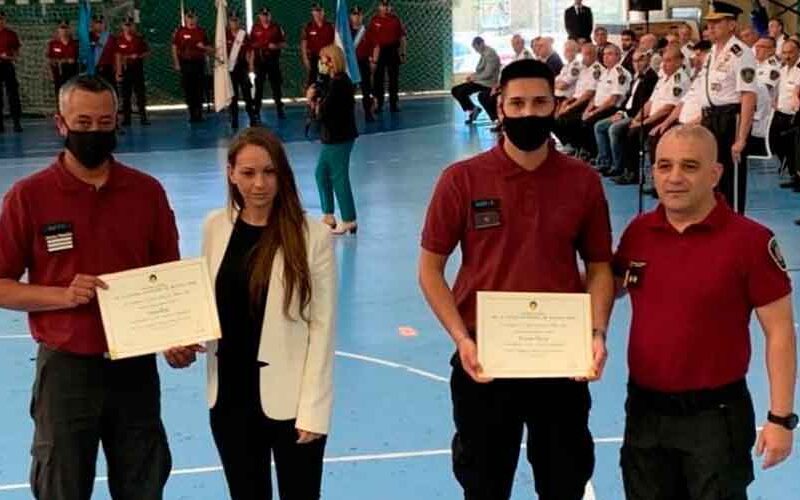 Entregan reconocimiento a policías que rescataron beba Entregan reconocimiento a policías que rescataron beba