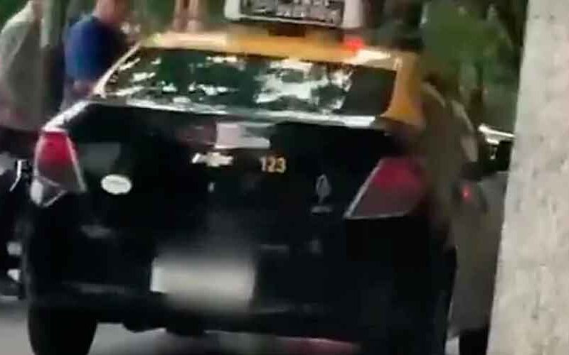 Un taxista manejó por la vereda para evitar el tránsito 