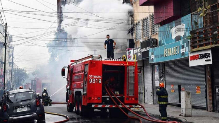 Se incendio una galería comercial en Floresta