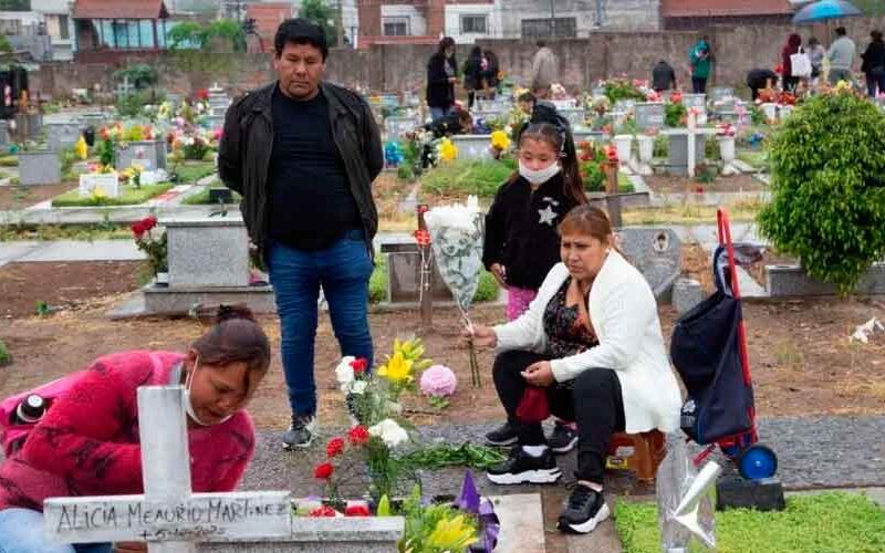 Unas 50 mil personas celebraron el Día de los Fieles Difuntos en el cementerio de Flores Unas 50 mil personas celebraron el Día de los Fieles Difuntos en el cementerio de Flores