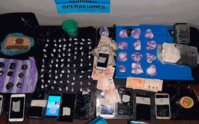 Procedimiento con detenidos en Flores por narcomenudeo Procedimiento con detenidos en Flores por narcomenudeo