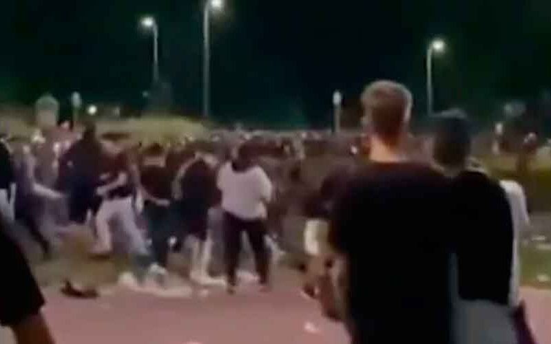 Botellazos y agresiones físicas entre estudiantes en Parque Chacabuco Botellazos y agresiones físicas entre estudiantes en Parque Chacabuco