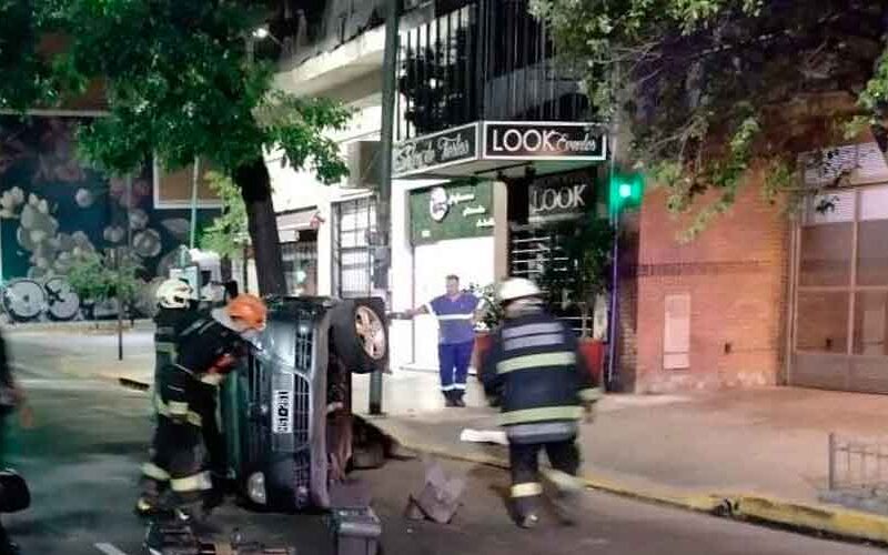 Flores: hombre chocó contra una reja de un boulevard Flores: hombre chocó contra una reja de un boulevard